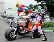 職業摔角明星阿茲特克凱撒：欣賞動畫與真人表演的融合